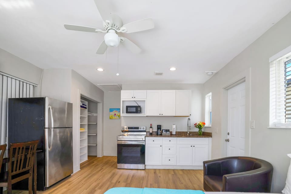 Spacious private studio with King Bed, Kitchen and Full Bathroom