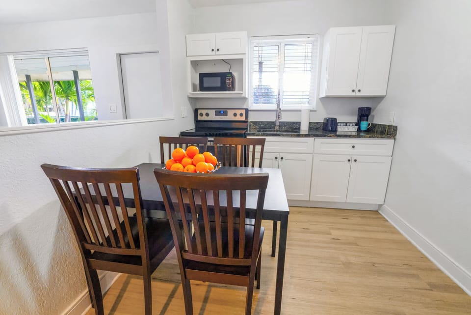 Fully equipped kitchen and dining table