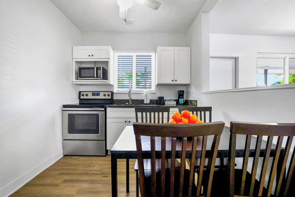 Fully equipped kitchen and dining table