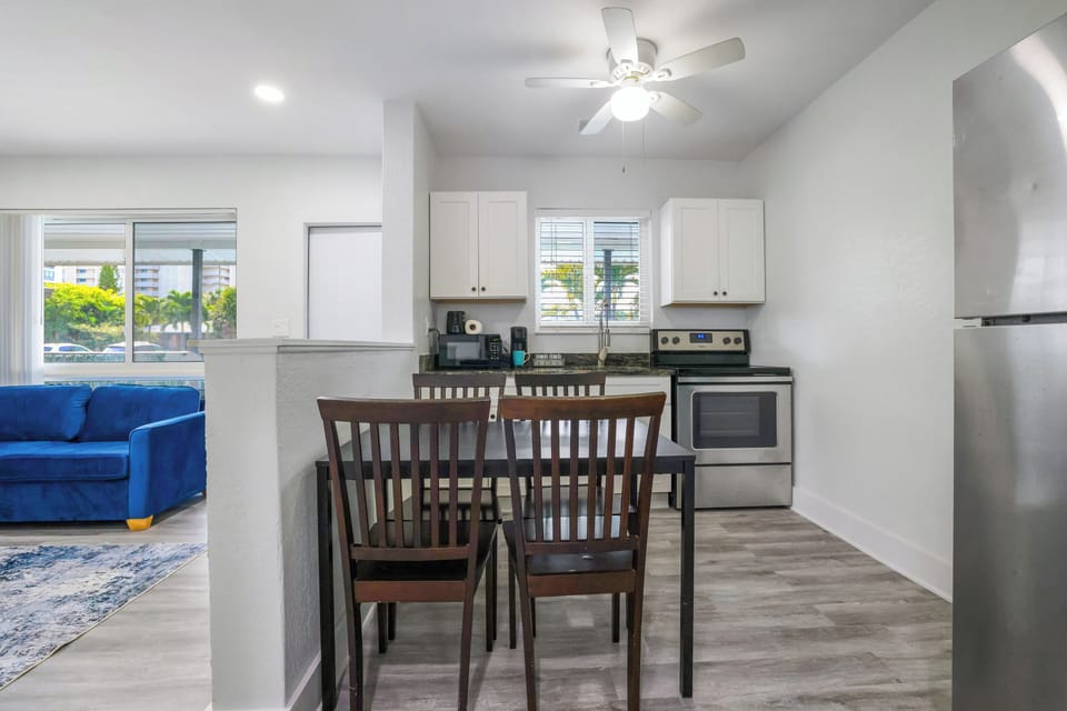 Fully equipped kitchen and dining table