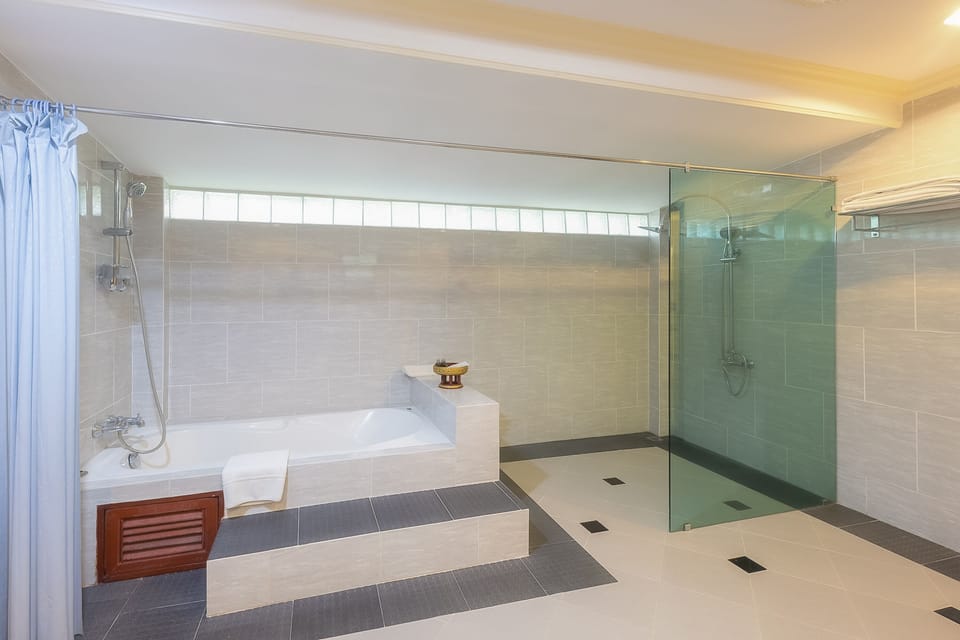 Honeymoon Suite | Bathroom | Shower, free toiletries, bathrobes, slippers