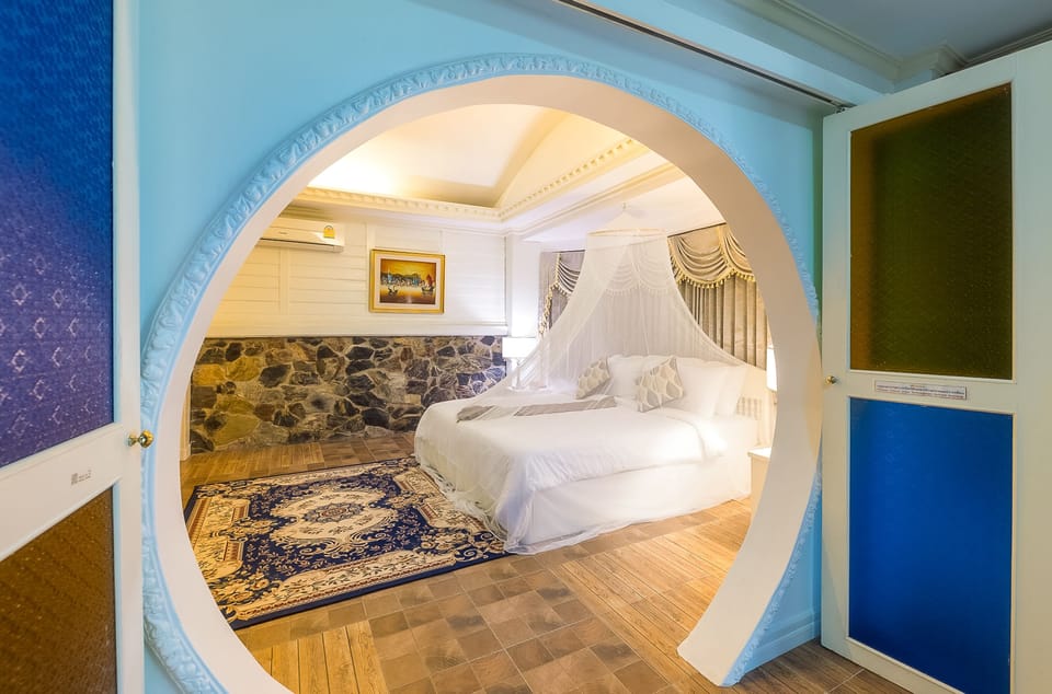 Honeymoon Suite | Minibar, in-room safe, desk, blackout drapes