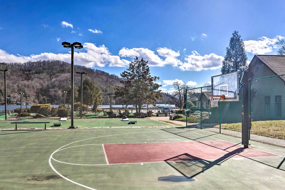 Lake Lure Getaway w/ Hot Tub & Fire Pit! Cottage in Lake Lure