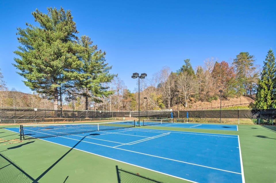 Lake Lure Getaway w/ Hot Tub & Fire Pit! Cottage in Lake Lure