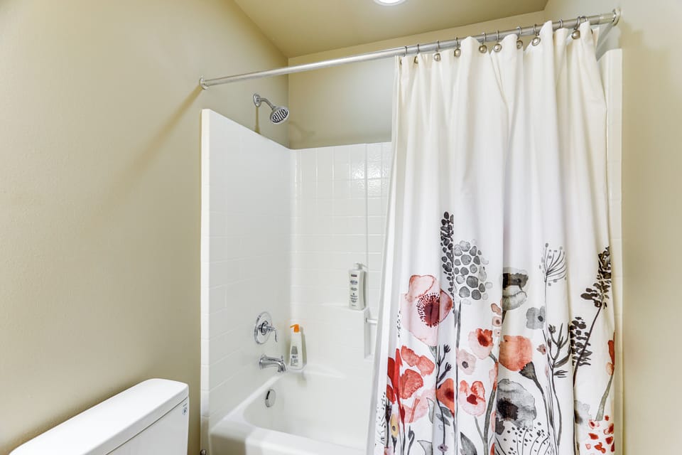 Gateway to Greater Seattle! Spacious, Modern Home Cottage in Bothell