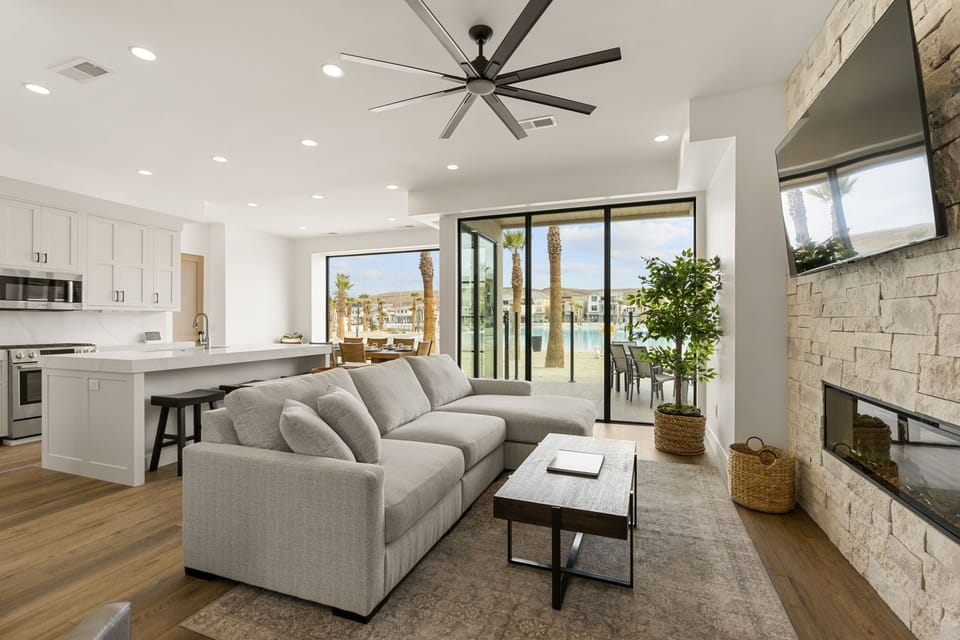 House, 6 Bedrooms | Living area | Smart TV