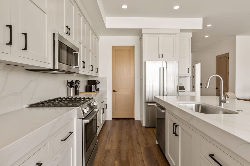 House, 6 Bedrooms | Private kitchen | Fridge, oven, coffee/tea maker, toaster