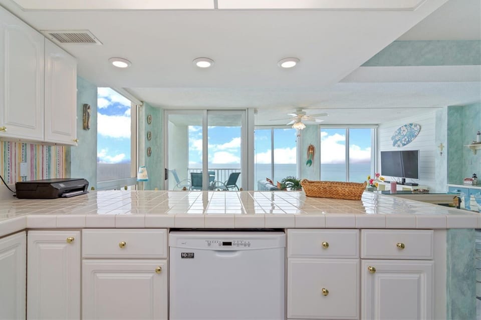 Condo, 3 Bedrooms | Private kitchen | Coffee/tea maker, fridge, oven, toaster