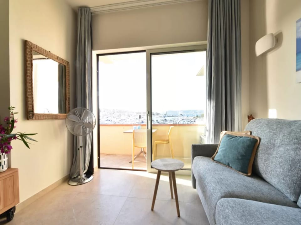 Apartment, 1 Bedroom, Balcony | Living area