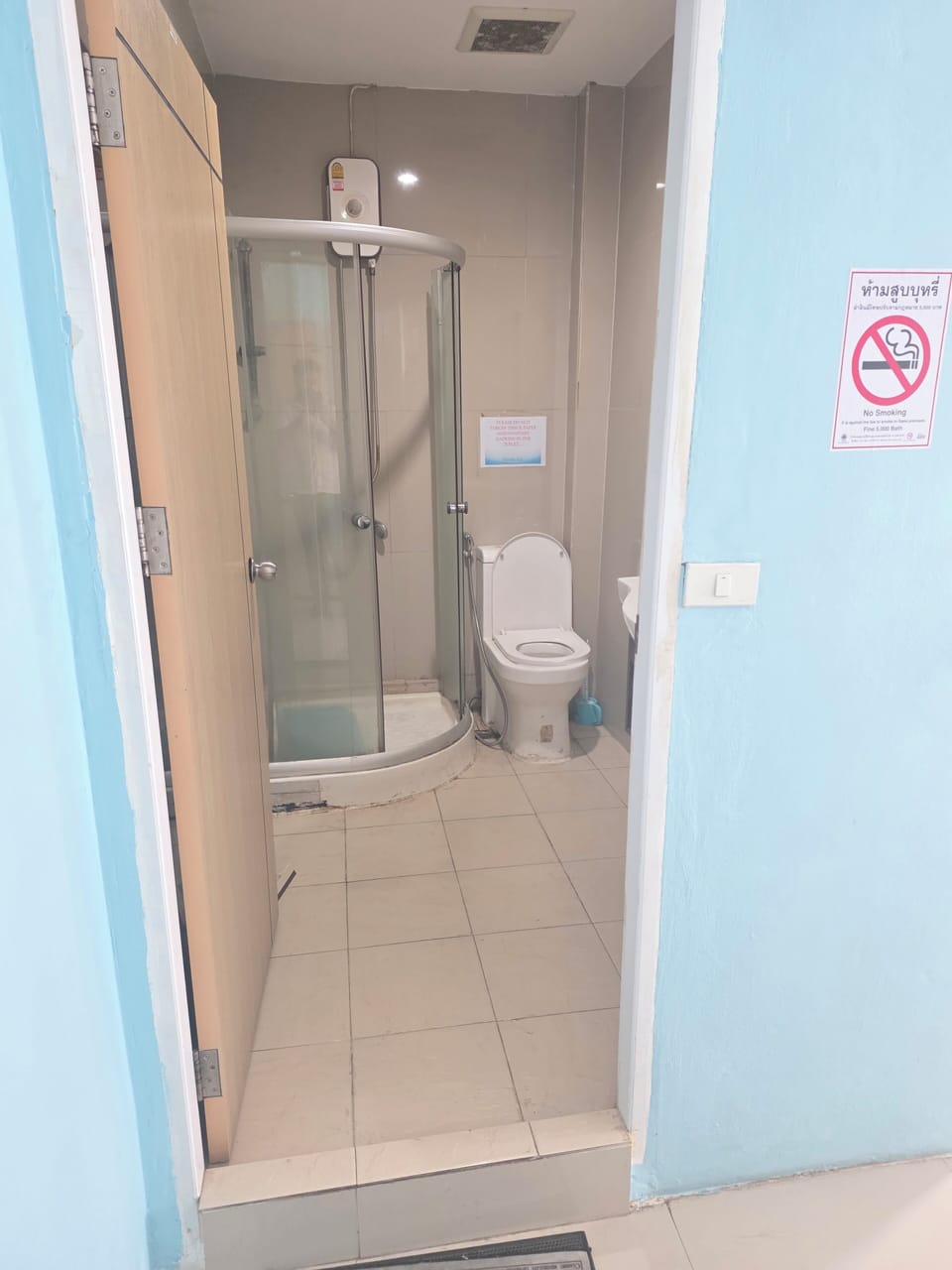 Deluxe Room | Bathroom | Shower, free toiletries, towels, soap