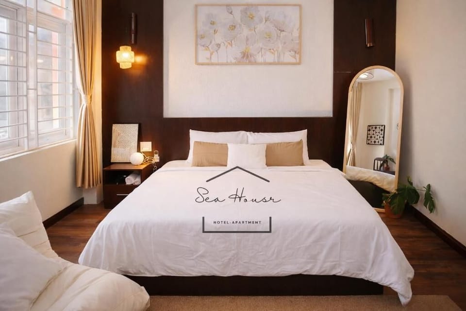 Deluxe Double Room, City View | Hypo-allergenic bedding, memory foam beds, laptop workspace