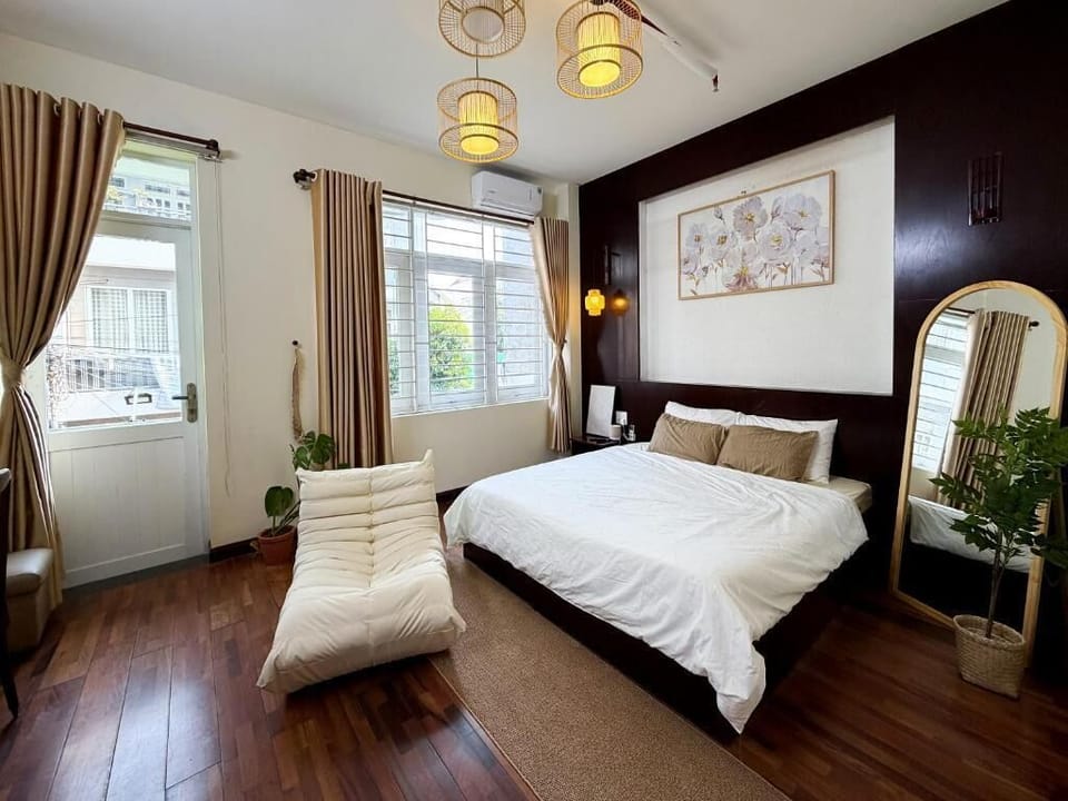 Deluxe Double Room, City View | Hypo-allergenic bedding, memory foam beds, laptop workspace