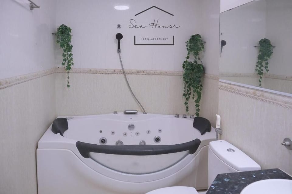 Deluxe Double Room, City View | Bathroom | Rainfall showerhead, designer toiletries, hair dryer, slippers