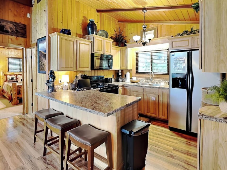 Full Kitchen - Breakfast Bar Seating for 3
