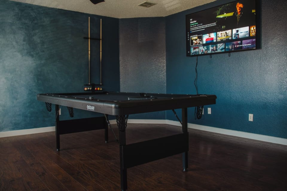 The upstairs loft a full size pool table with bar and smart tv