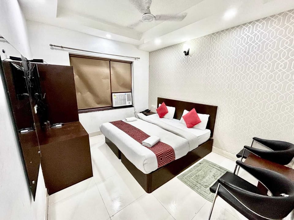Double Room | Iron/ironing board, free WiFi, bed sheets