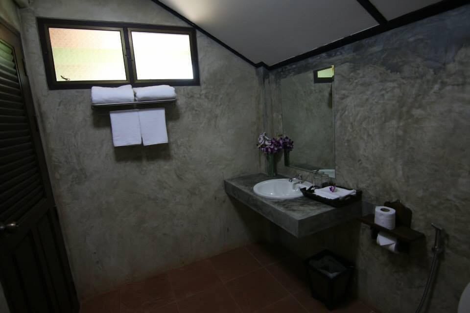 Deluxe Cottage | Bathroom | Shower, free toiletries, hair dryer, slippers