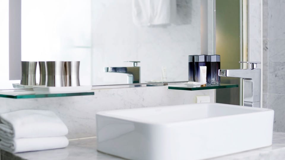 Superior Triple Room | Bathroom sink