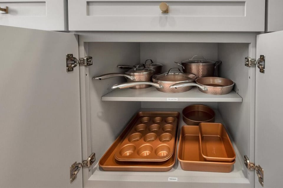 Fully stocked kitchen with all that you need. Pots, pans, bakeware, salt +pepper, and olive oil!!