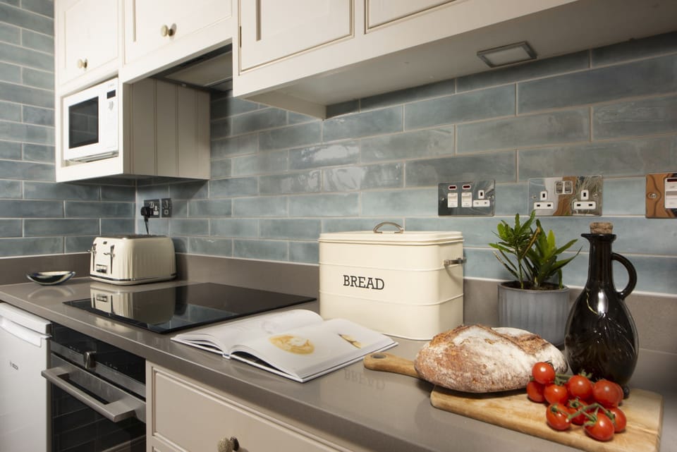 Hob, oven, microwave and toaster - 1 The Cottages, Ludgvan