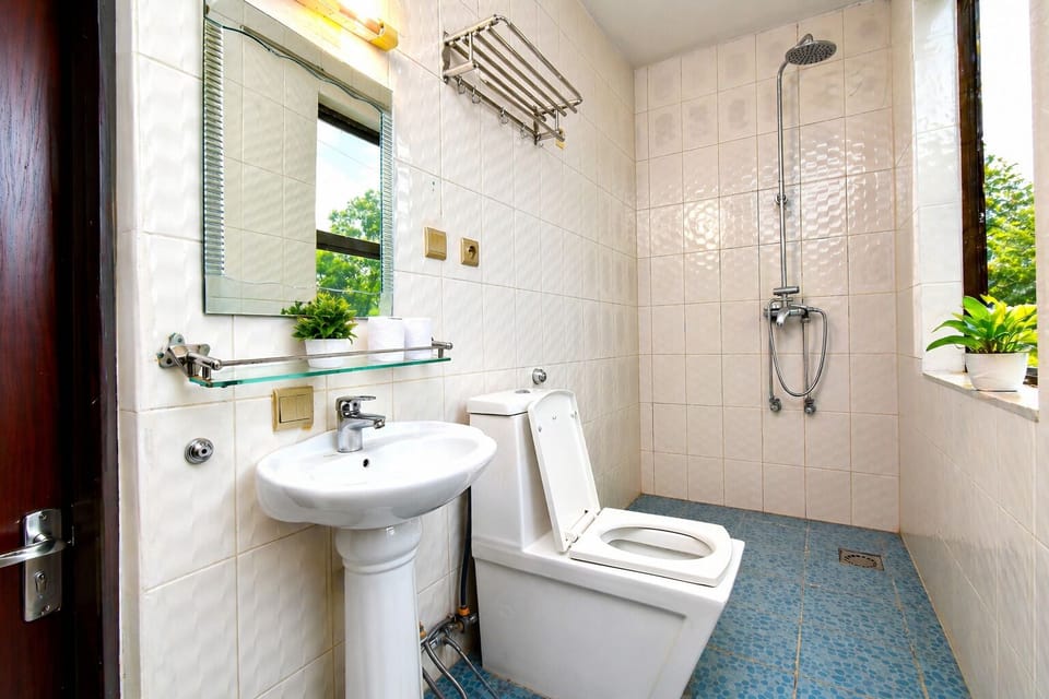 Deluxe Studio, 1 King Bed, Balcony, City View | Bathroom | Shower, rainfall showerhead, free toiletries, bathrobes