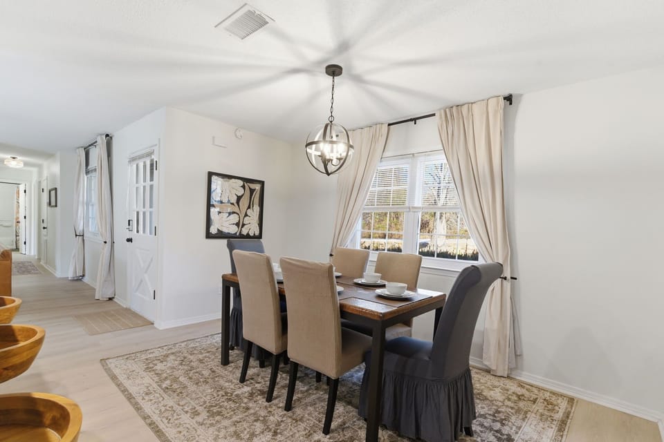 Dining seating for 6