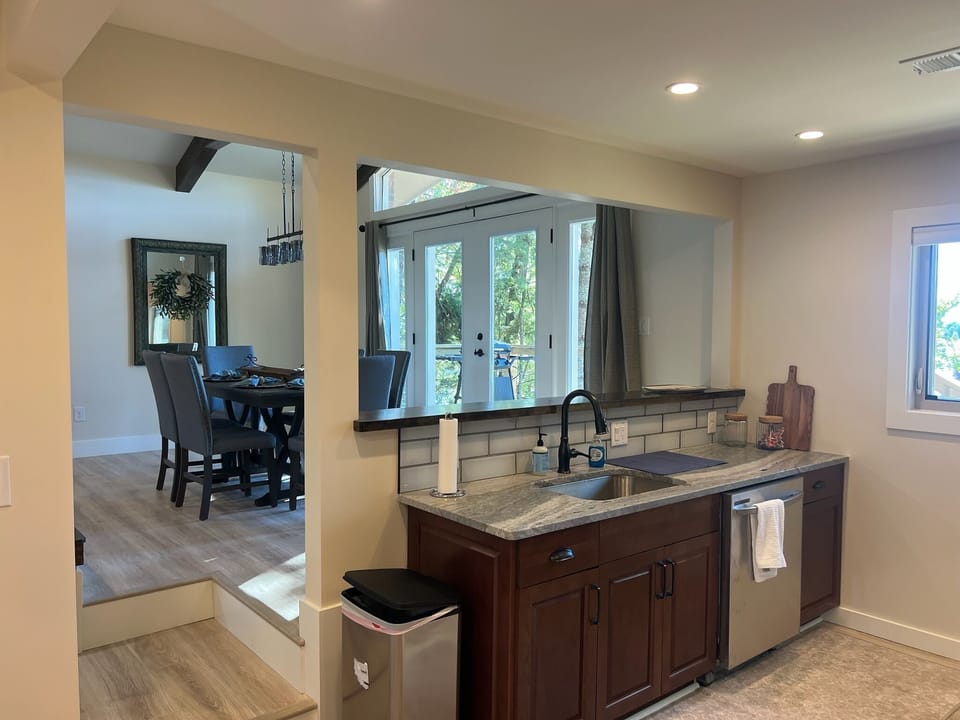 Kitchen area with beautiful lake breeze to enjoy.