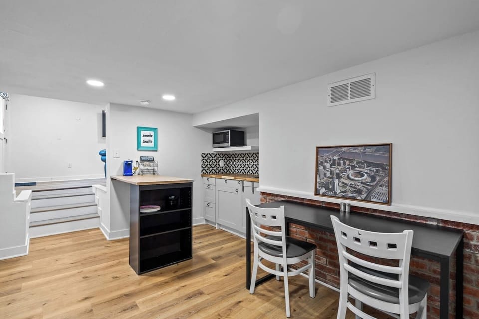 Private basement suite featuring bedroom, en suite bath, kitchenette, and separate living space.