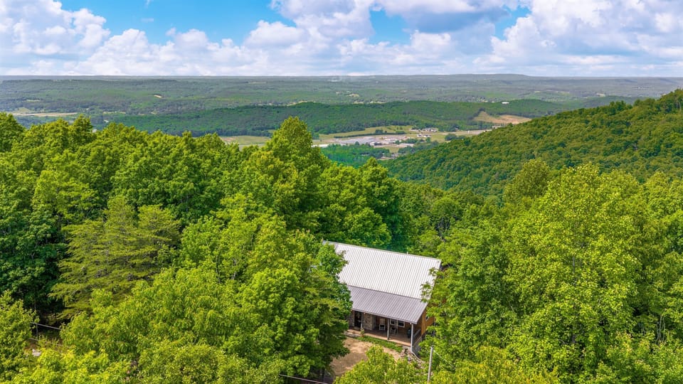 Woodcrest Cabin | Spacious Deck Overlooking Brow | Near DeSoto State Park and Citadel Boulder Preserve | 2+ Wooded Acres