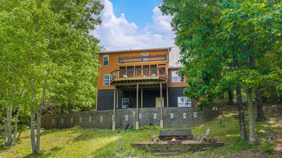 Woodcrest Cabin | Spacious Deck Overlooking Brow | Near DeSoto State Park and Citadel Boulder Preserve | 2+ Wooded Acres