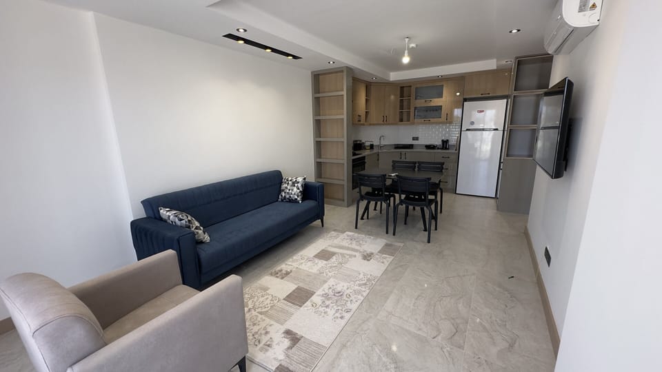Basic Studio Suite | Blackout drapes, soundproofing, iron/ironing board, WiFi (free)