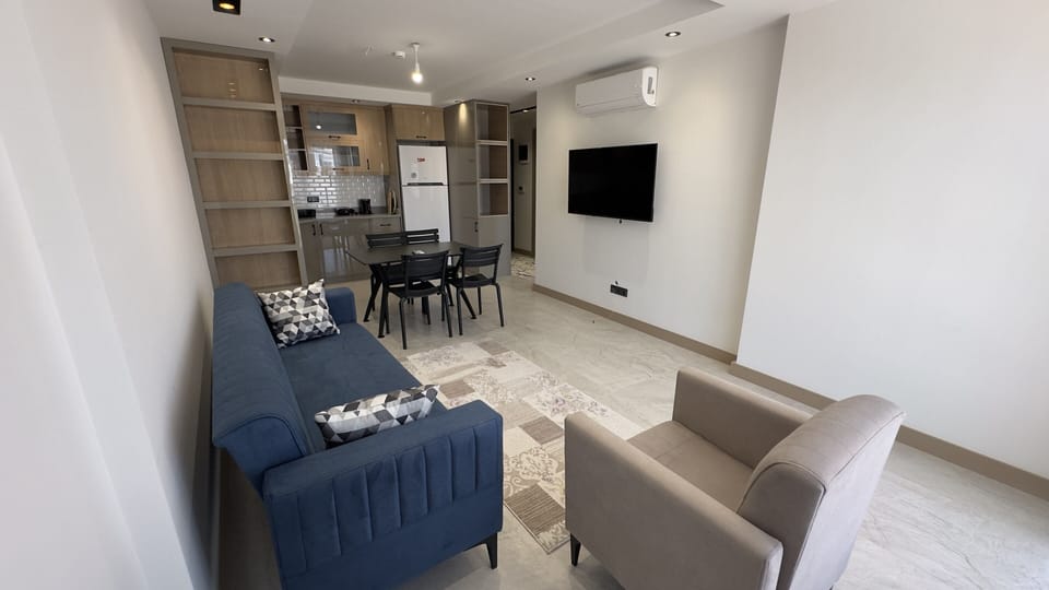 Basic Studio Suite | Blackout drapes, soundproofing, iron/ironing board, WiFi (free)