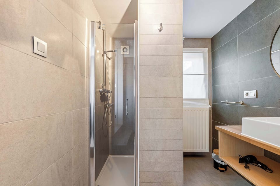 En suite badkamer met toilet en douche