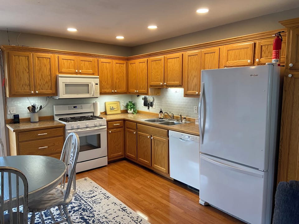Well-equipped kitchen for easy family meals and lake snacks