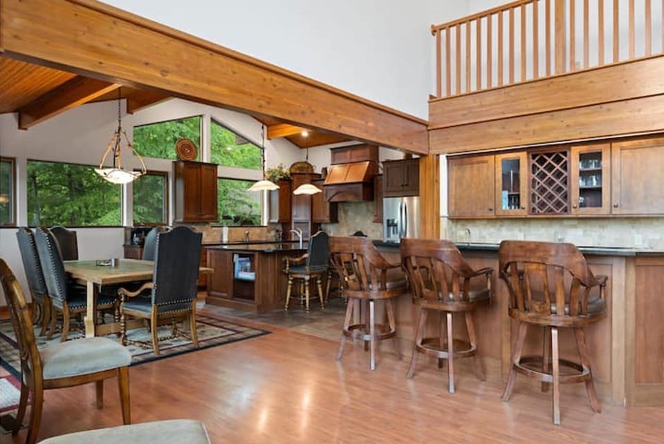 Wet Bar with seating for 3