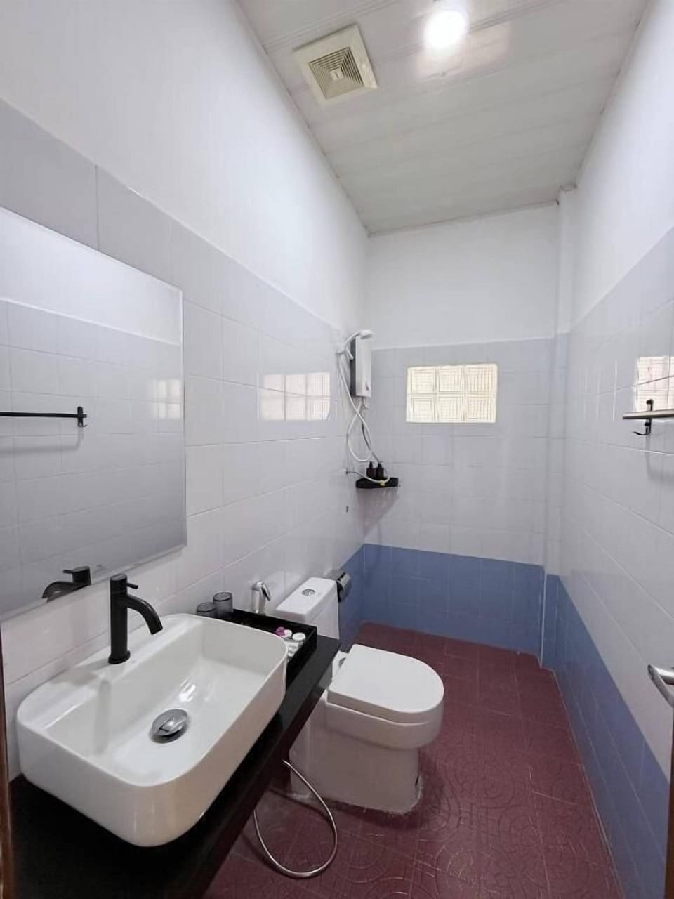 Shower, free toiletries, bidet, towels