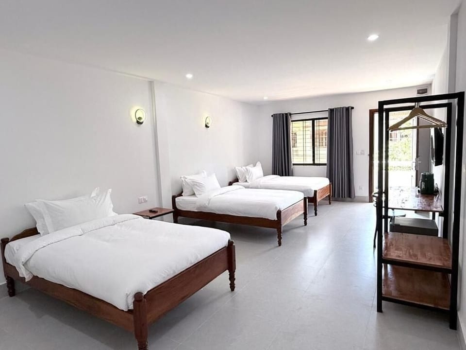 Standard Triple Room | Desk, laptop workspace, free WiFi