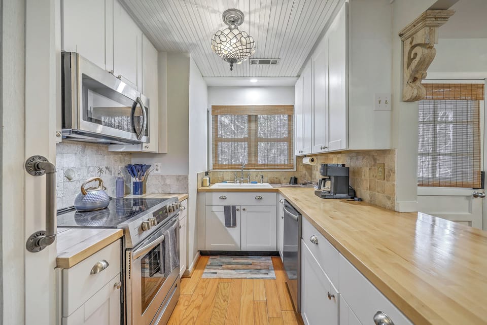 From morning coffee to gourmet dinners, this bright space is perfectly outfitted for every culinary need.