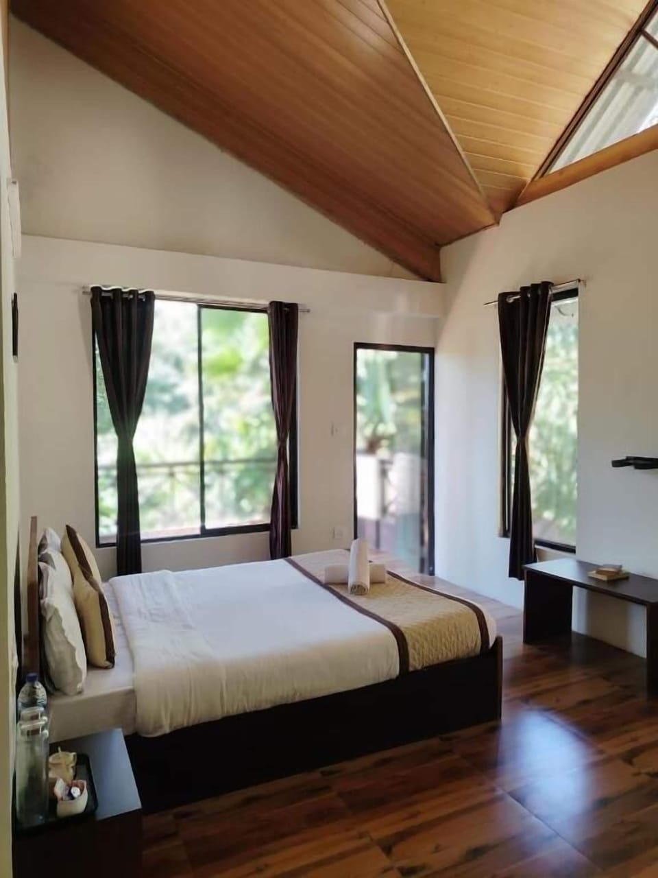 Deluxe Double Room, 1 Queen Bed, Balcony | WiFi (free), bed sheets