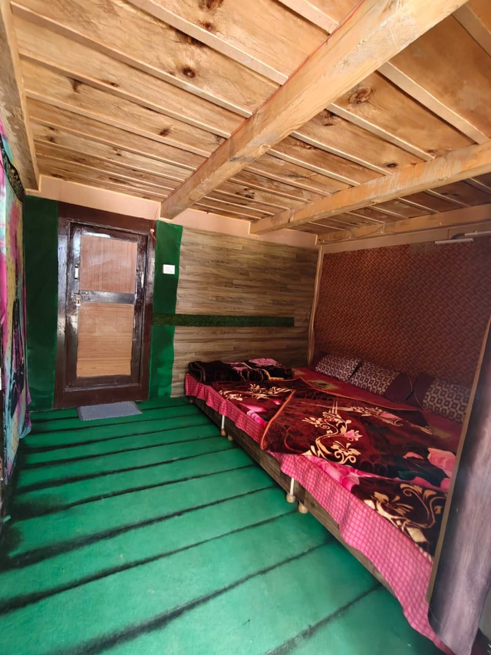 Triple Room | Desk, rollaway beds (surcharge), bed sheets