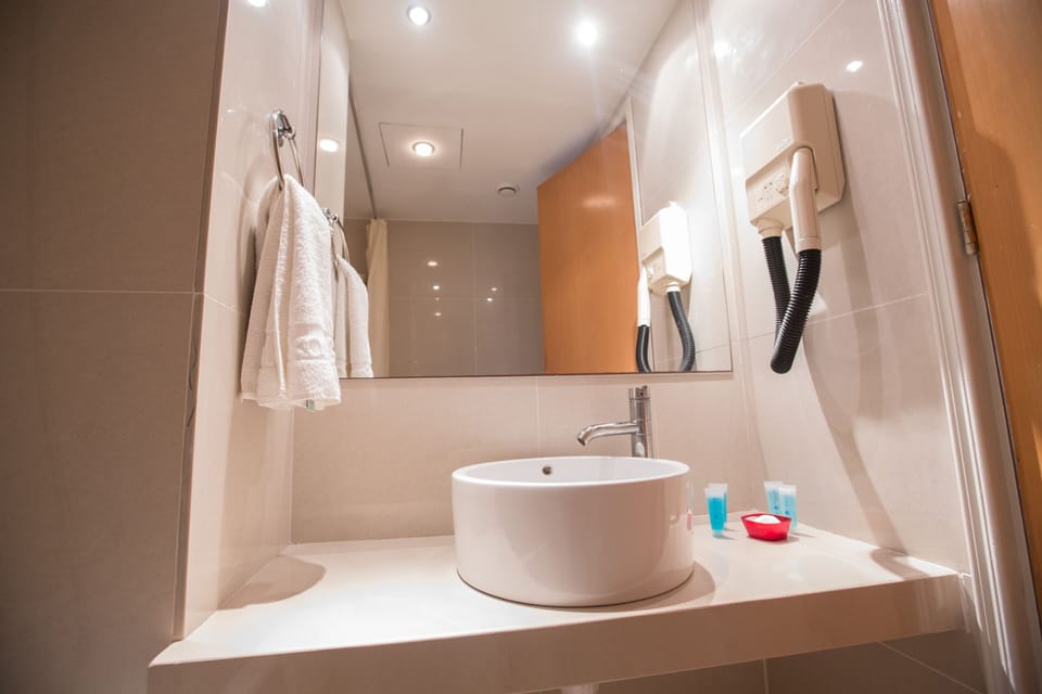 Combined shower/tub, towels