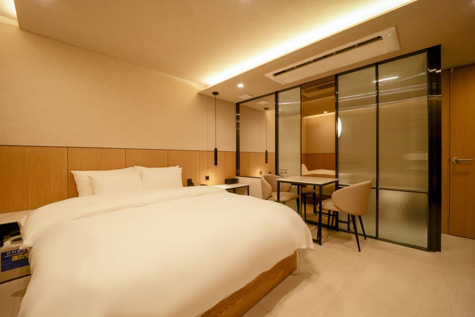 Deluxe King | Premium bedding, down comforters, desk, laptop workspace