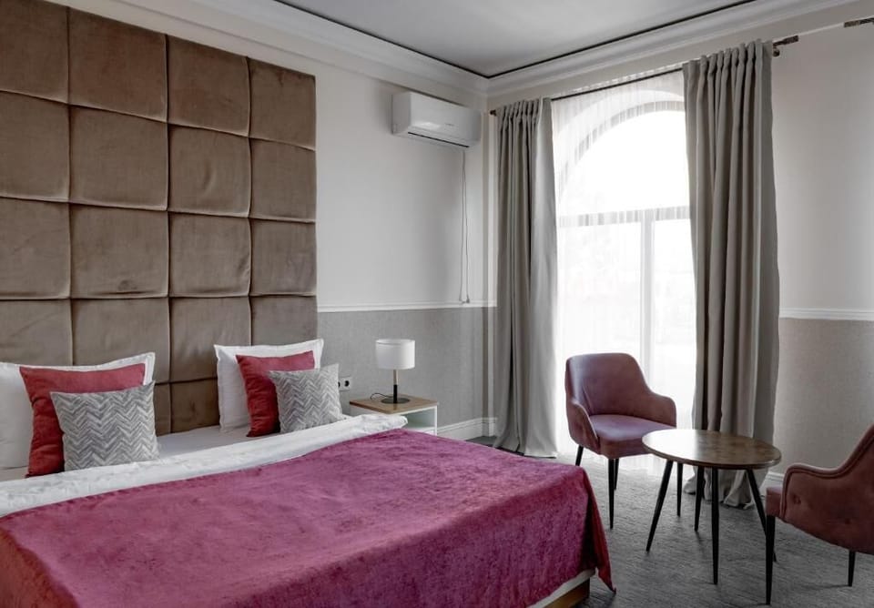 In-room safe, WiFi (free)