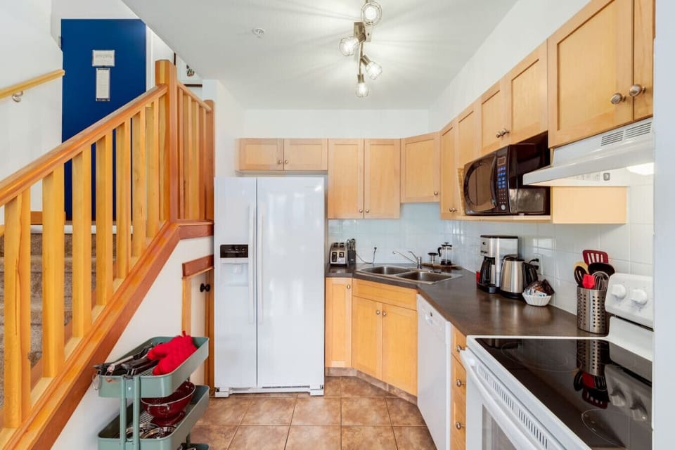 Full kitchen.