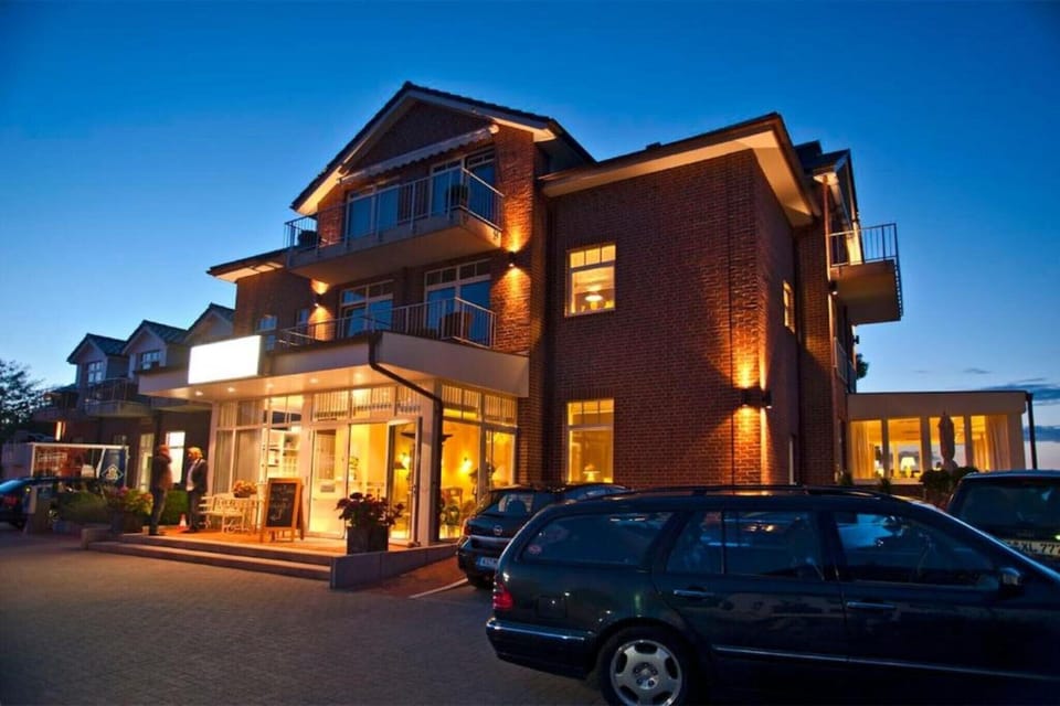 Hotel Exterior [summer]