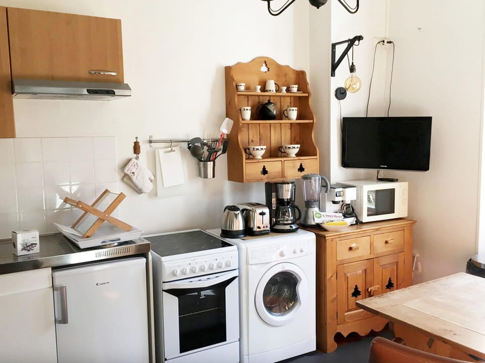Apartment | Private kitchen | Cleaning supplies