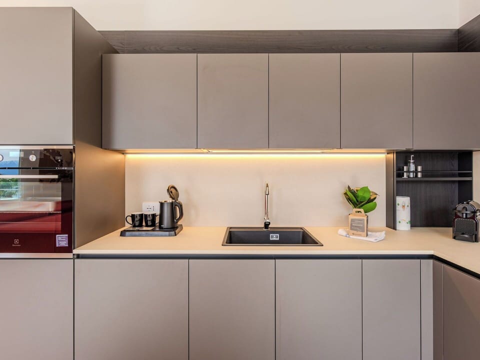 Kitchen, Kitchen Appliance, Countertop, Wood, Interior Design, Cabinetry, Major Appliance, Home Appliance, Flooring, Furniture