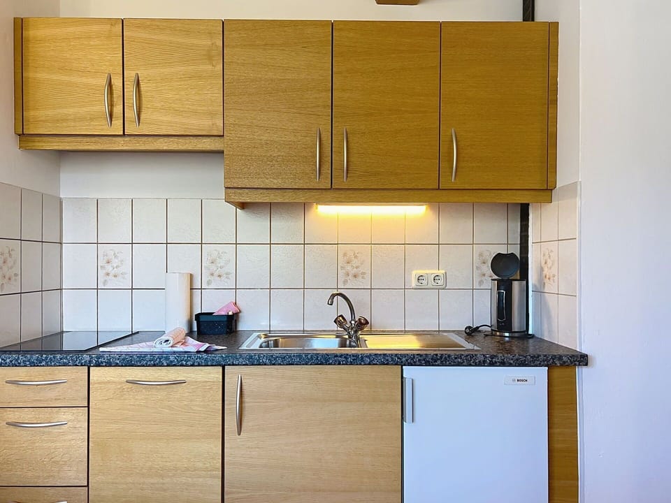 Kitchen, Kitchen Sink, Countertop, Sink, Wood, Plumbing Fixture, Cabinetry, Kitchen Appliance, Tap, Flooring