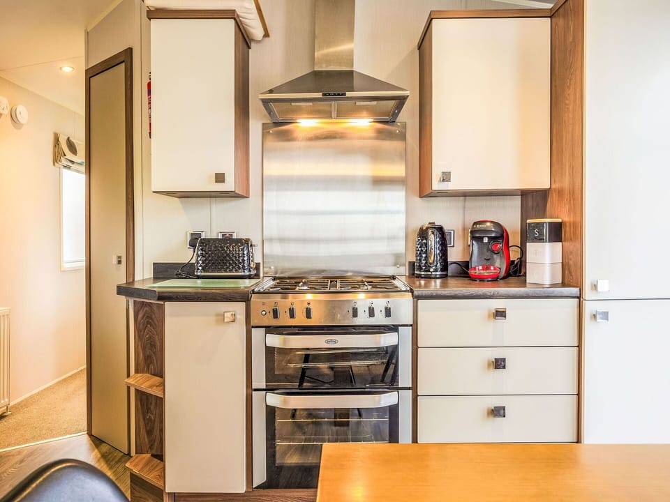 Kitchen Appliance, Kitchen, Major Appliance, Cabinetry, Home Appliance, Wood, Countertop, Interior Design, Kitchen Stove, Stove