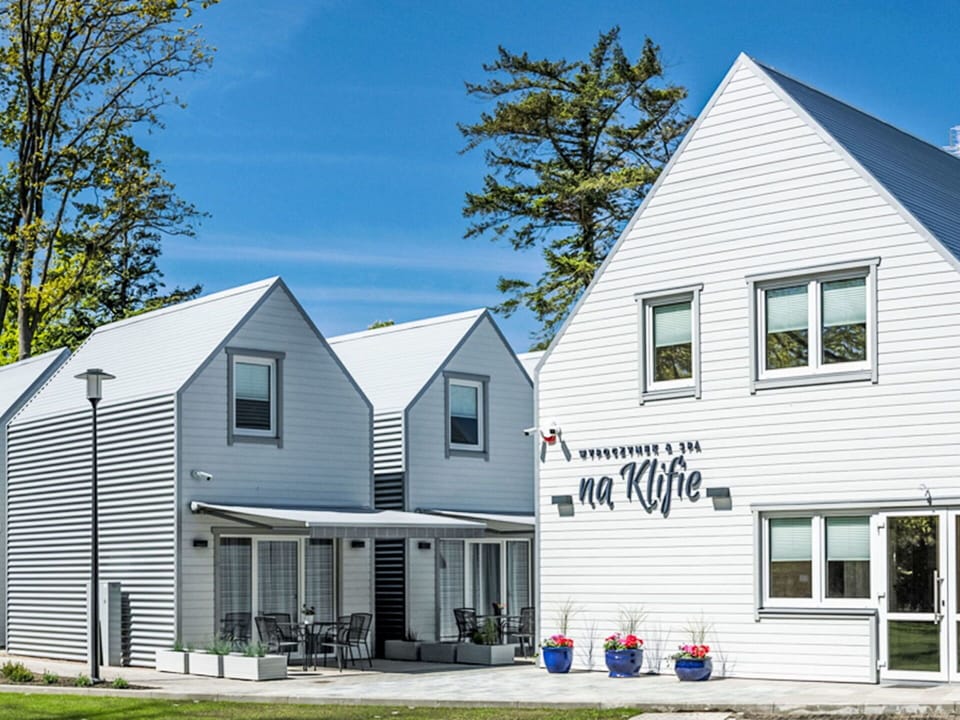 Siding, Facade, Home, Cottage, Door, Outdoor Furniture, Yard, Sash Window, Estate, Lawn